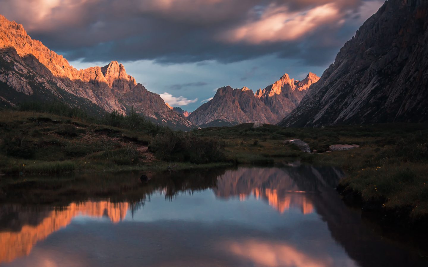 Nyenbo Yurtse Lake - Eco tours on the Tibetan Plateau