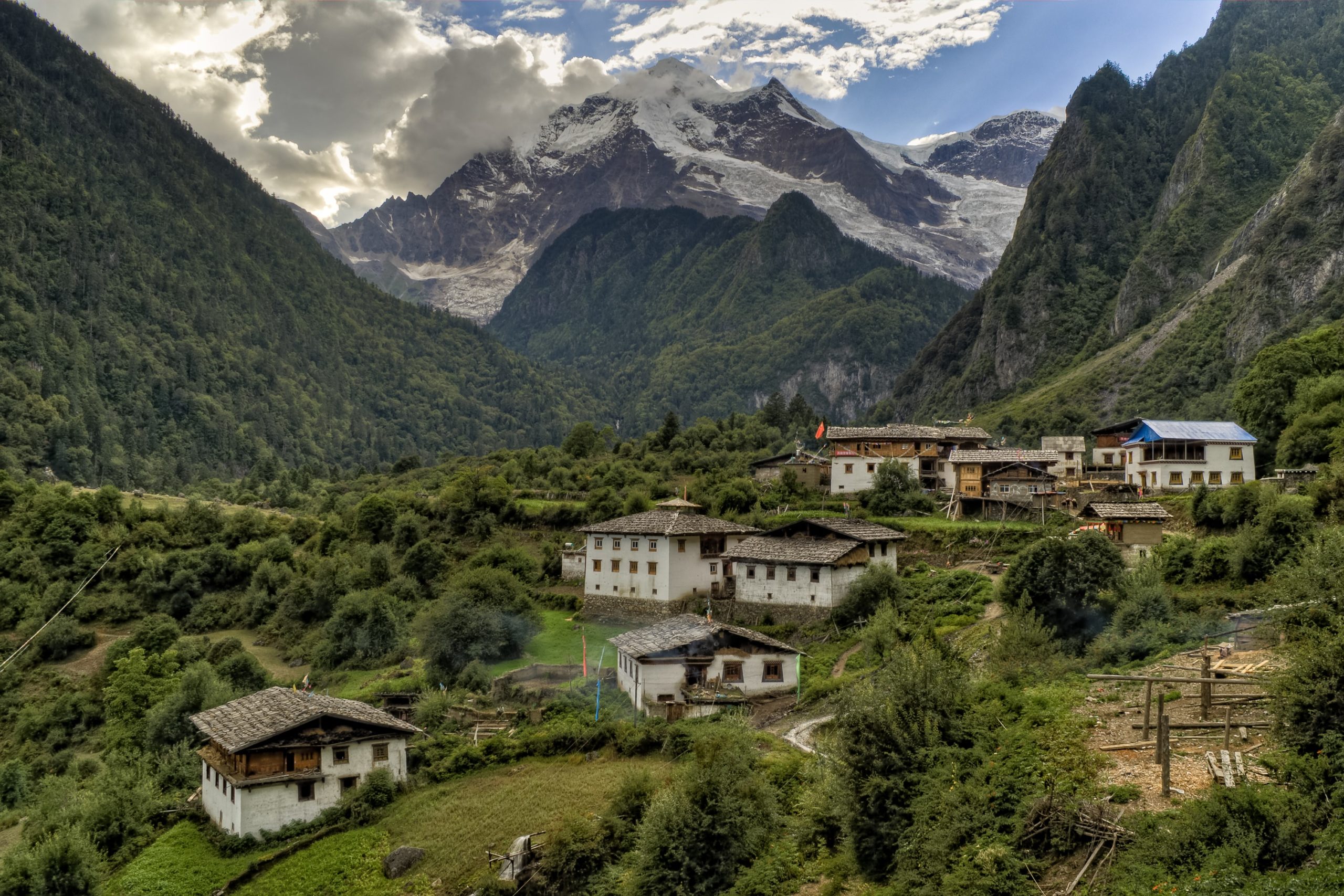 hiking in Tiger Leaping Gorge