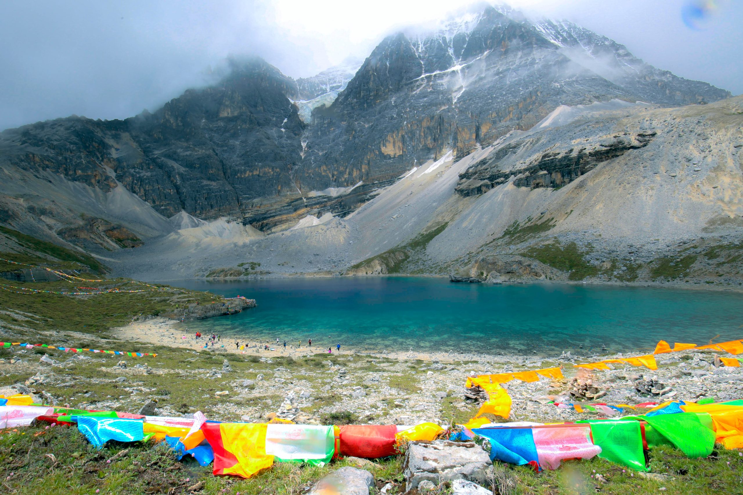 Высокогорная время. Сбор воды с горы. Laguna tuman. Сычуань флаг